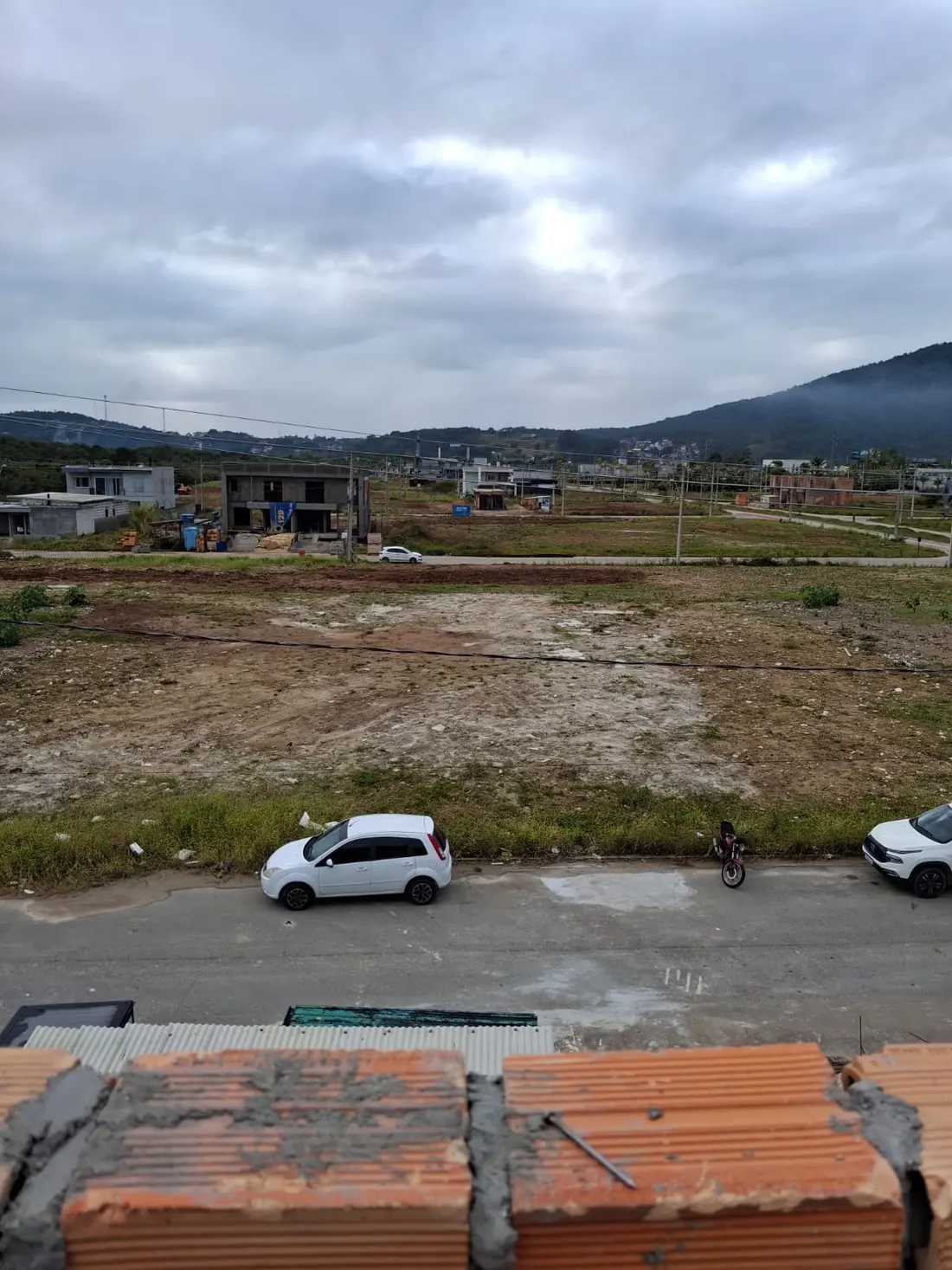 Rua tranquila, com as montanhas ao fundo